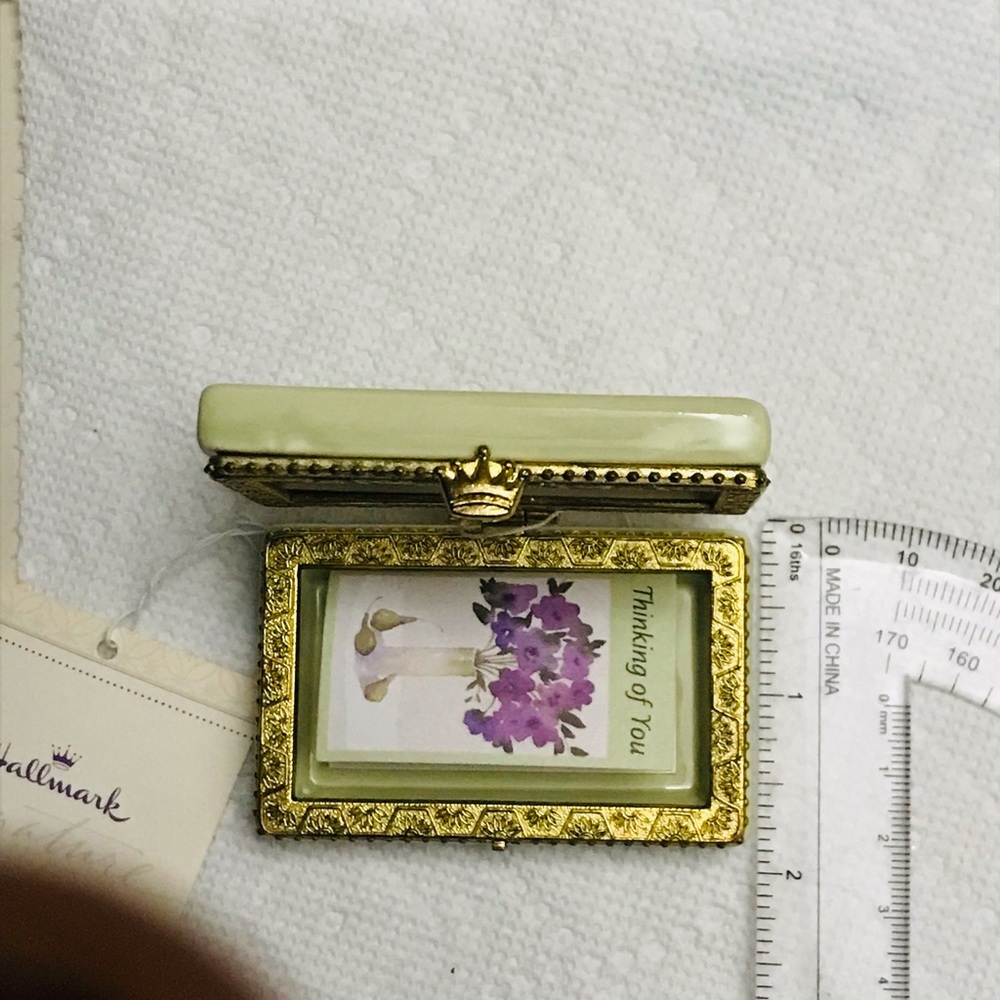 Hallmark Signature keepsake box - Picture 3 of 11